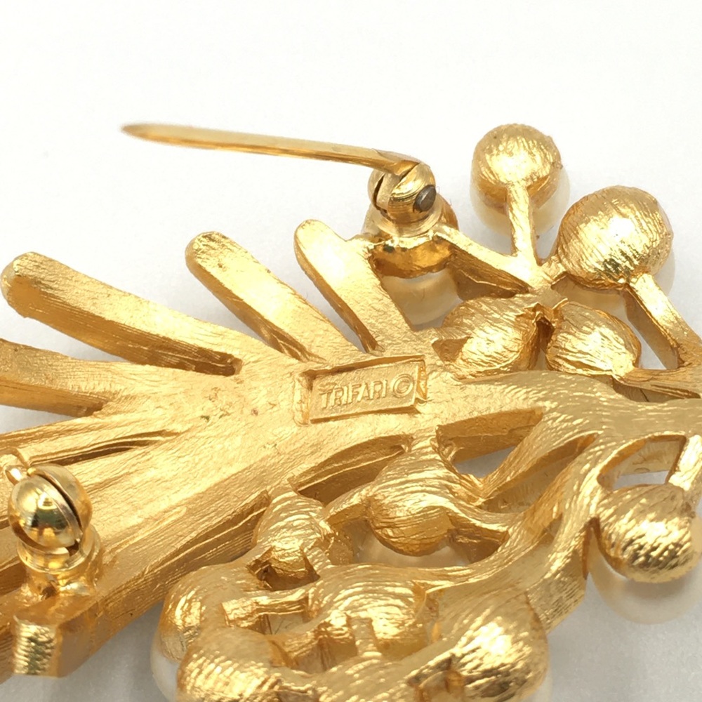 Vintage Crown Trifari Gold Tone Floral Style Brooch with Faux Pearls - Picture 5 of 8